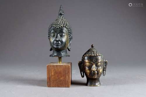 Deux petites têtes de Bouddha.