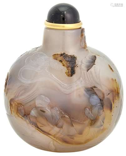 A Chinese Carved Agate Snuff Bottle