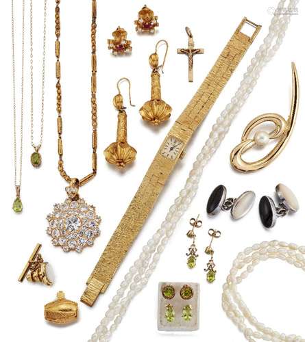 A group of jewellery and costume jewellery, comprising: two pairs of peridot single stone