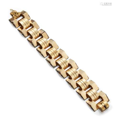 A Retro gold bracelet, of 'tank track' design, c. 1940, length 17.3cm. 110.7gPlease refer to