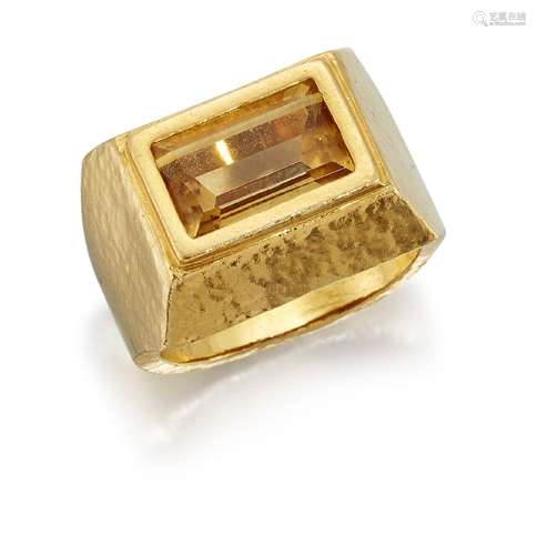 A citrine single stone ring by Zolotas, the rectangular-cut citrine to a hammered effect bevelled