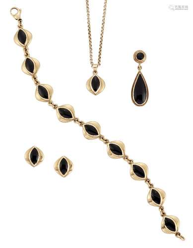 A group of 9ct gold and onyx jewellery, comprising: a bracelet composed of rounded lozenge shaped