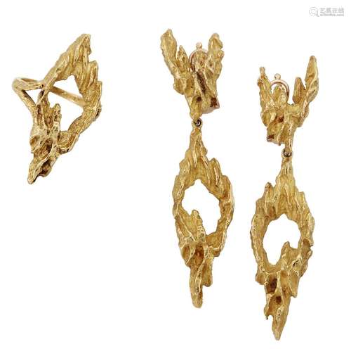 An 18ct gold ring and pair of earrings by Chaumet, the ring of abstract textured openwork navette