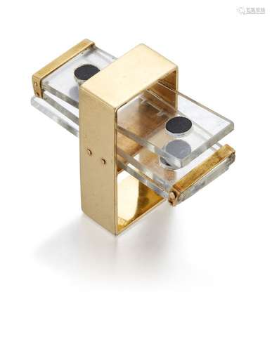 An acrylic-set kinetic style ring, the broad rectangular band set to the top with three sprung