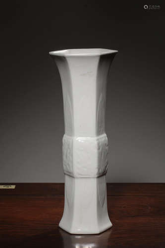 CHINESE BLANC DE CHINE PORCELAIN VASE