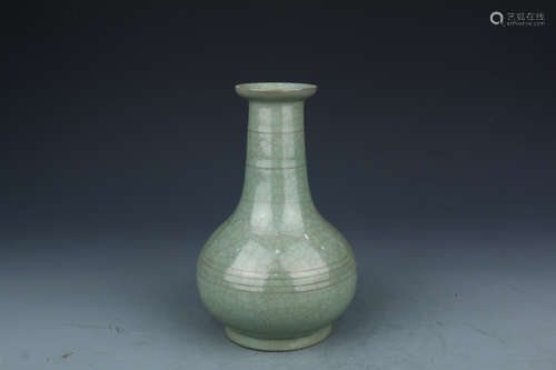 CHINESE CRACKLE GLAZED PORCELAIN VASE