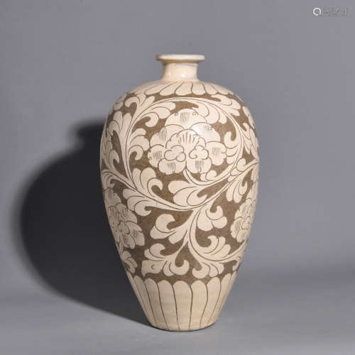 A CIZHOU KILN PLUM VASE PAINTED WITH FLOWERS