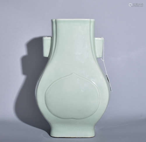 A GREEN GLAZE BOTTLE  WITH DOUBLE EARS