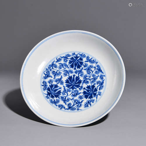 A BLUE AND WHITE FLOWER PLATE