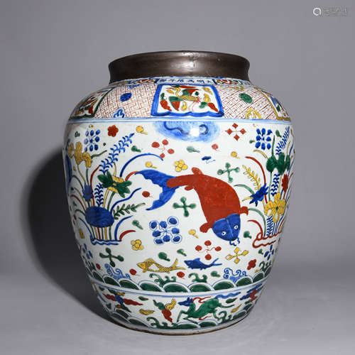 A BLUE AND WHITE MUTICOLOURED POT WITH FISH PATTERNS