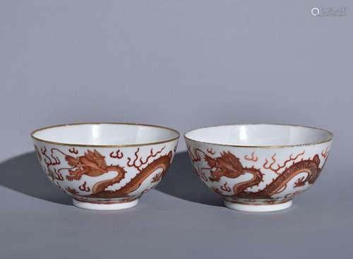 A PAIR OF ALUM RED GOLD PAINTED BOWLS WITH DRAGON PATTERNS