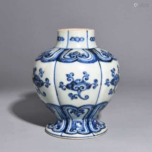 A BLUE AND WHITE VASE WITH FLOWER PATTERNS