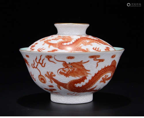 A WHITE GLAZE ALUM RED COVER BOX WITH DRAGON PATTERNS