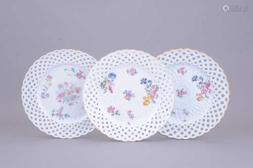 清 粉彩鏤空花卉紋盤 三件