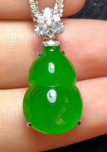 JADEITE PENDANT SHAPED WITH GOURD