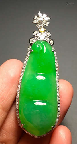 ICY JADEITE PENDANT SHAPED WITH BEANS