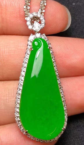 JADEITE PENDANT EMBEDDED WITH DIAMOND