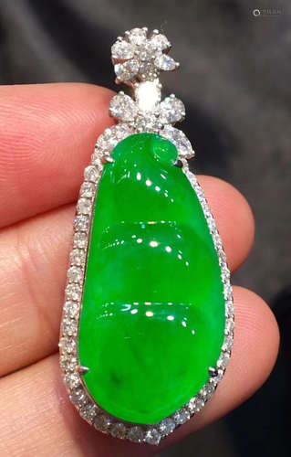 JADEITE PENDANT SHAPED WITH BEANS