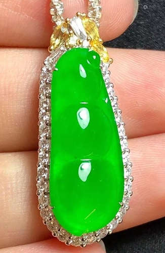 JADEITE PENDANT SHAPED WITH BEANS