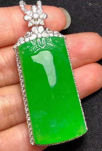 JADEITE PENDANT EMBEDDED WITH DIAMOND