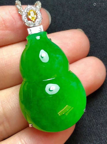 JADEITE PENDANT SHAPED WITH GOURD