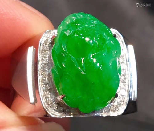 JADEITE RING CARVED WITH PIXIU