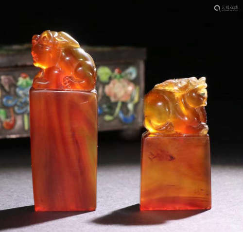 TONGDANIAN MARK AMBER SEAL PAIR CARVED WITH BEAST