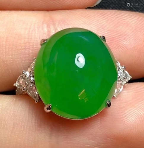 JADEITE RING EMBEDDED WITH DIAMOND