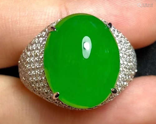 JADEITE RING EMBEDDED WITH DIAMOND