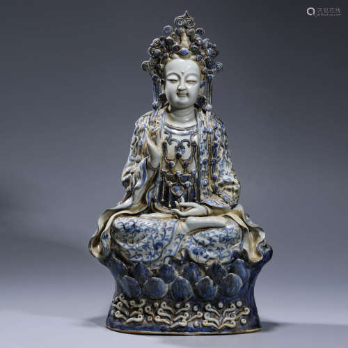 A BLUE AND WHITE GUAN YIN PORCELAIN STATUE