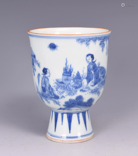 A BLUE AND WHITE FIGURE PORCELAIN STEM CUP