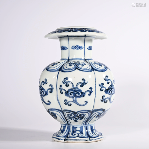 A BLUE AND WHITE RUYI PORCELAIN VASE