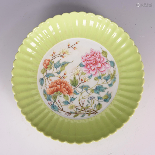 A YELLOW GROUND FAMILLE ROSE FLOWER PORCELAIN PLATE