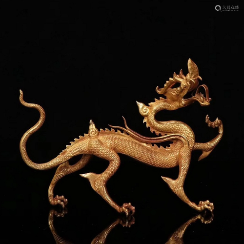 A GOLD FINELY CARVED DRAGON FIGURE