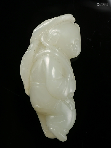 A WHITE JADE FIGURE ORNAMENT