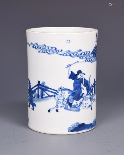 A BLUE AND WHITE FIGURE PORCELAIN BRUSH POT