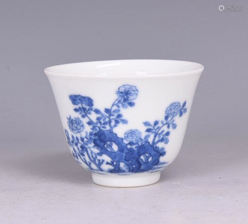 A BLUE AND WHITE FLOWER PORCELAIN CUP