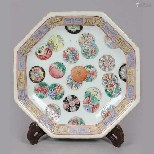 A FAMILLE ROSE BALLOON MOTIF PORCELAIN PLATE