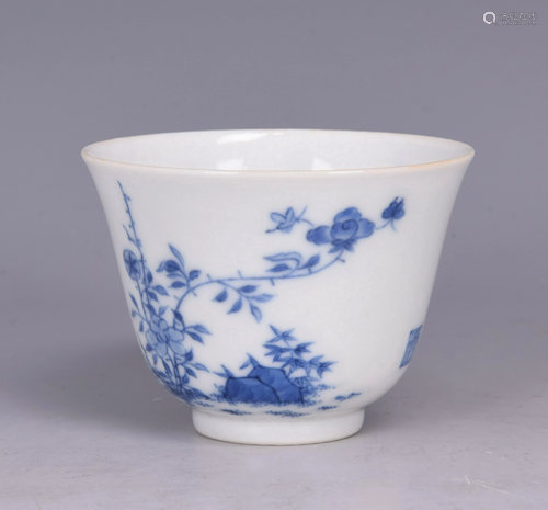 A BLUE AND WHITE FLOWER PORCELAIN CUP