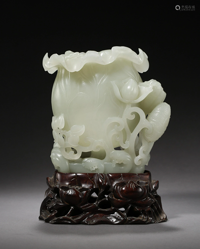 A HETIAN JADE CARVED ORNAMENT