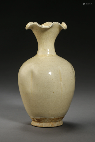 A CIZHOU KILN WHITE GLAZED PORCELAIN VASE