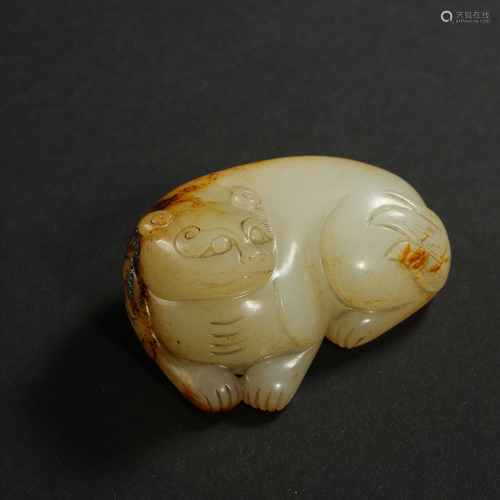 A WHITE JADE BEAST ORNAMENT