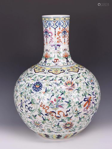 A DOUCAI INTERLOCKING LOTUS PORCELAIN TIANQIUPING