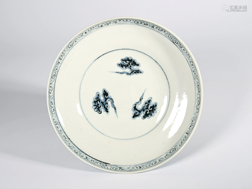 A BLUE AND WHITE DRAGON PORCELAIN PLATE