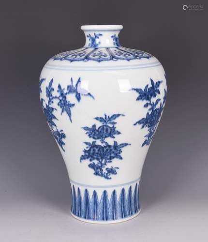 A BLUE AND WHITE PORCELAIN MEIPING