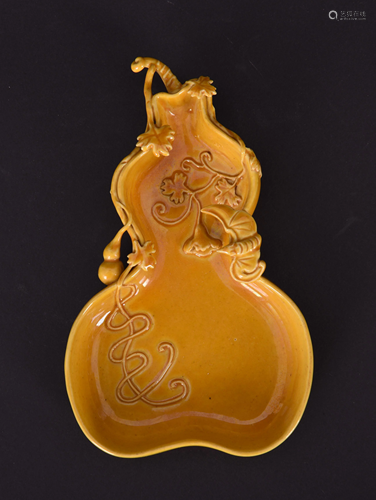 A YELLOW GLAZED PORCELAIN GOURD-SHAPED BRUSH SET