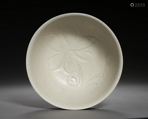 A DING KILN WHITE GLAZED FLOWER PORCELAIN CUP