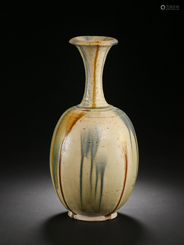 A GONGXIAN KILN TRI-COLORED PORCELAIN VASE