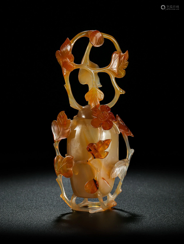 AN AGATE CARVED FLOWER PORCELAIN VASE