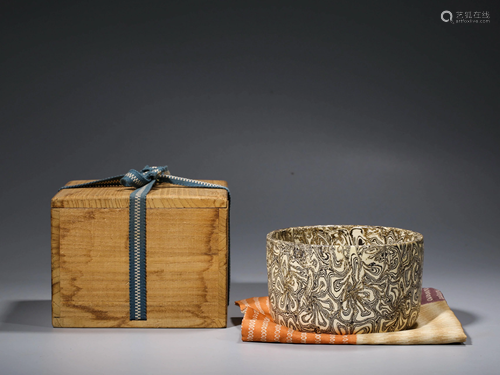 A PATTERNED-GLAZED PORCELAIN BOWL WITH WOOD BOX